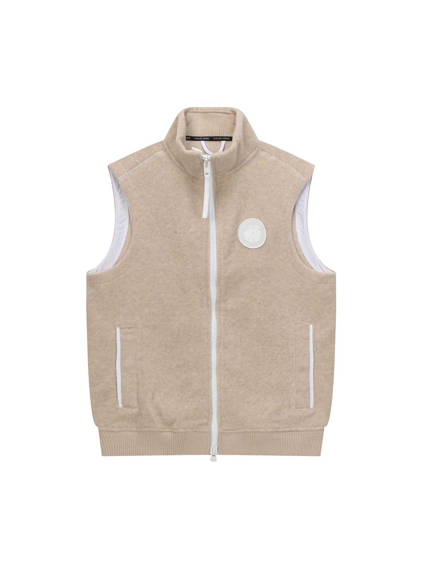 P600 Canada Giose/Canada Goose Mersey fleece vest 7052MB CANADA GOOSE Canada Goose Mersey men's wool fleece vest 7052MB ·Made of Kind Fleece wool fleece fabric, which can provide excellent comfort and diverse functionality ·A weatherproof placket is designed under the front zipper to prevent wind and keep warm ·Ribbed knit hem and articulated sleeves improve comfort and fit ·2 exterior pockets: both hand pockets with concealed buckles ·White Canada Goose disc logo embroidered on left chest.   A0 Size:S-XXL